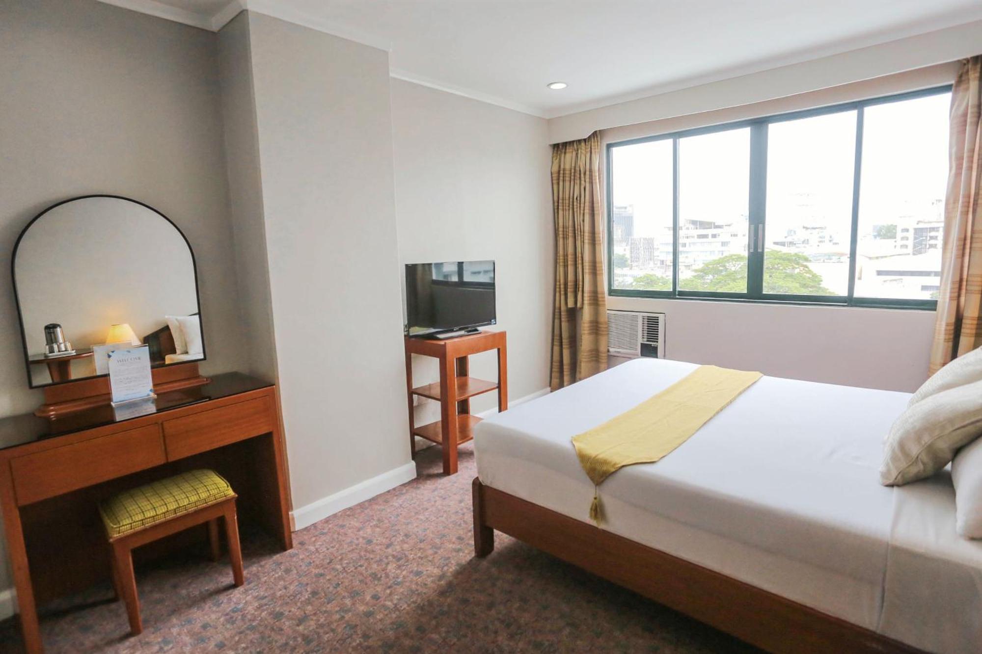 Holiday Plaza Hotel - Cebu Exterior photo