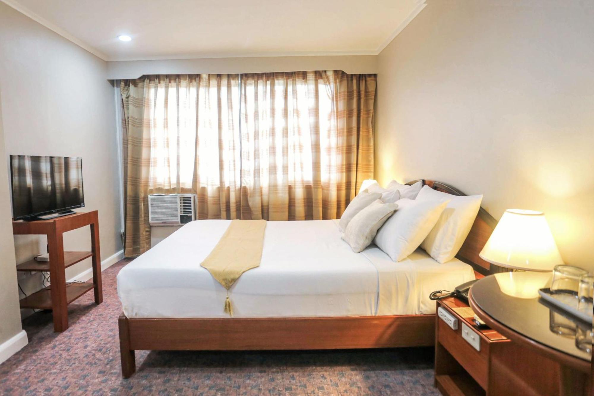 Holiday Plaza Hotel - Cebu Exterior photo