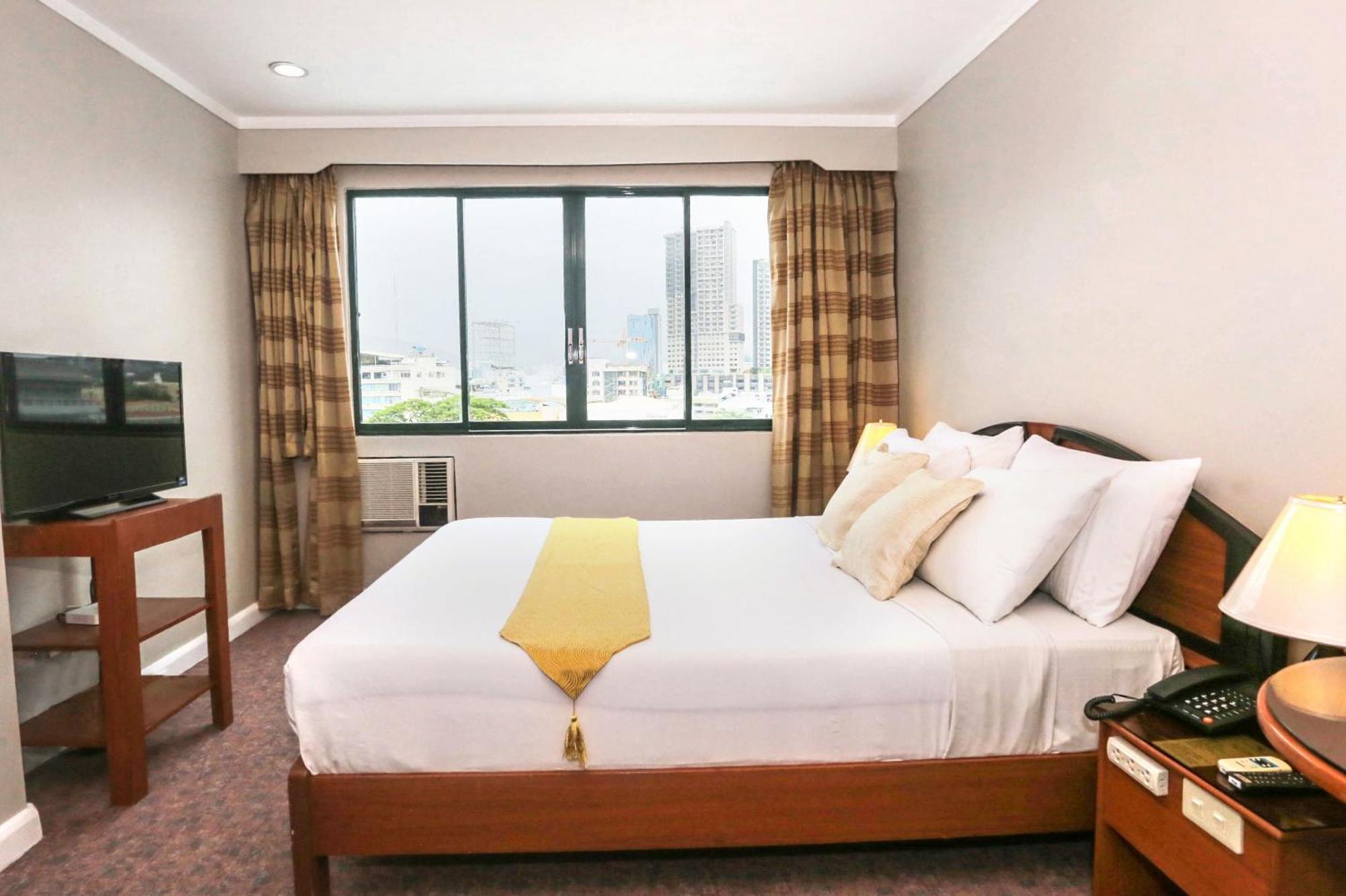 Holiday Plaza Hotel - Cebu Exterior photo