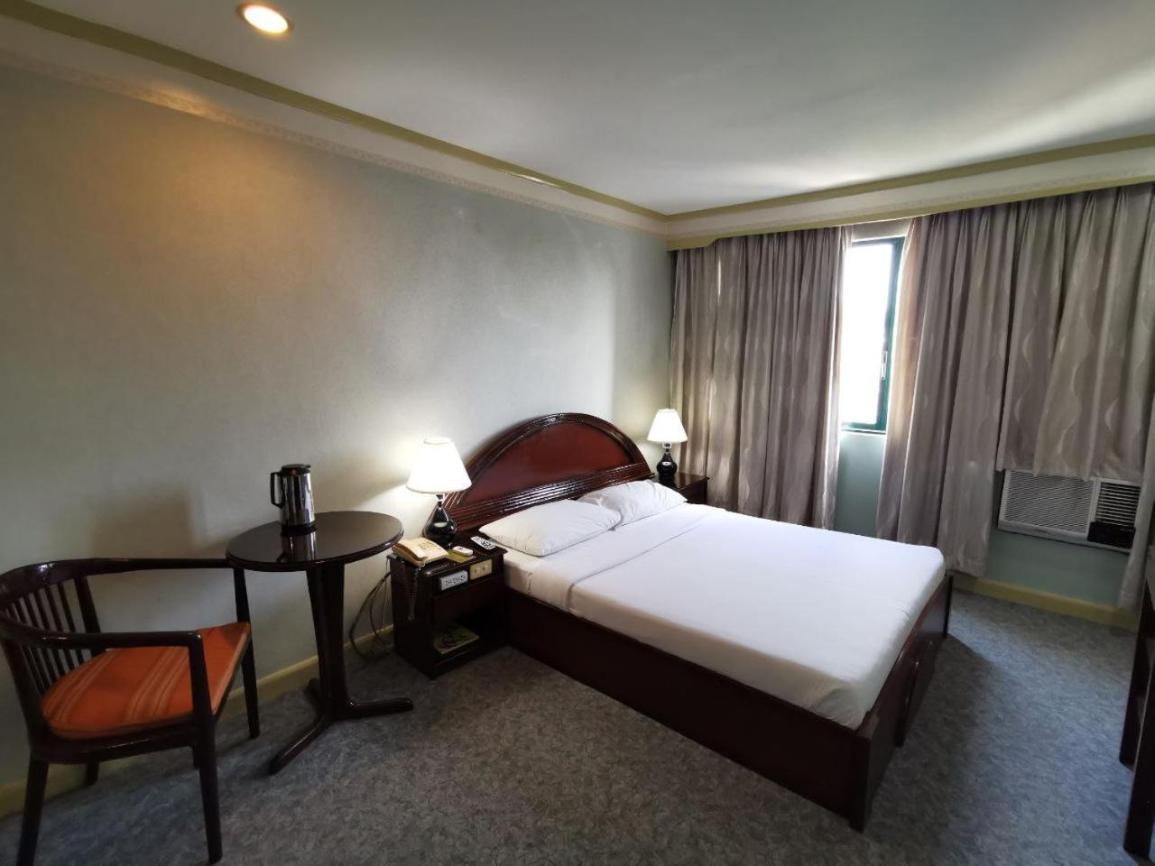 Holiday Plaza Hotel - Cebu Exterior photo